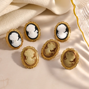 Boucles d'oreilles clous en acier inoxydable de style vintage, incrustées de résine, motifs de peinture à l'huile portant des portraits, design esthétique, 18k - Product Image 2