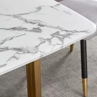 Ensemble de salle à manger moderne pour la maison, table à manger avec base en métal doré et chaises rembourrées douces