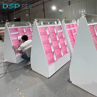 Comptoir de présentation cosmétique multi-matériaux (acrylique, métal, bois) avec revêtement par pulvérisation laqué haute brillance et éclairage LED, fabriqué en usine au Vietnam.