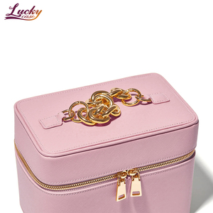 Trousse de maquillage de luxe en PU rose avec compartiments amovibles Sac cosmétique de voyage moderne Sac de beauté personnalisé avec poignée en chaîne en métal - Product Image 5