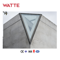 Puits de lumière triangulaire moderne en alliage d'aluminium, double vitrage en verre trempé, isolation thermique automatique, éclairage naturel pour