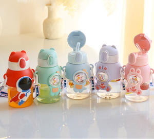 Tasse à eau pour enfants filet d'été rouge tasse de paille anti-chute de grande valeur garçons et filles vont à l'école maternelle <span class=keywords><strong>bébé</strong></span> bouilloire - Product Image 3