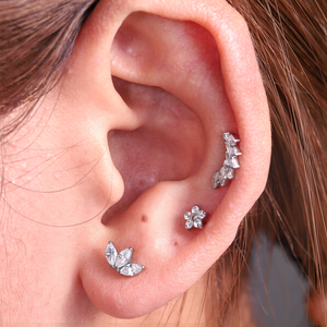 Orecchino a perno in titanio ASTM F136 con filettatura interna, triplo zirconia cubica 5A e cluster di opale a forma di loto, per <span class=keywords><strong>piercing</strong></span> in cartilagine, elice, <span class=keywords><strong>trago</strong></span>, da <span class=keywords><strong>donna</strong></span> - Product Image 5