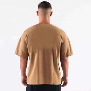 เสื้อยืดออกกำลังกายผู้ชาย ดีไซน์ใหม่ สำหรับกิจกรรมกลางแจ้ง ทรงโอเวอร์ไซส์ แห้งเร็ว รับสกรีนโลโก้และผ้าตามสั่ง ซับเหงื่อ - Product Image 4