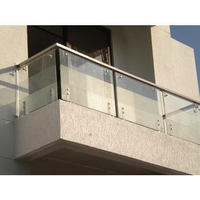 Système de garde-corps en verre et aluminium durable avec contrôle strict du traitement de surface