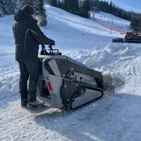 Mini-chargeuse compacte sur chenilles V1000 à prix de gros, 500 kg - 650 kg, EPA EURO5, capacité de montée de 25 degrés pour déneigement et entrepôt