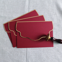 Invitation pliante de poche perle rouge minimaliste moderne avec texte d'estampage à chaud doré cartes en papier de luxe faites à la main papeterie de mariage