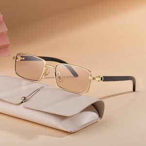 Lunettes de soleil carrées de style européen pour hommes, monture en métal, Protection UV400, pare-soleil de classe 2, couleur noire avec étui, nouvelle collection - Product Image 1