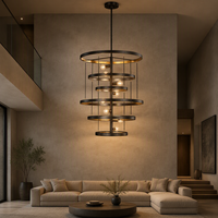 Lustre à anneaux superposés noir Cano Lighting, anneaux métalliques avec intérieur doré sur un pied vertical, luminaire de plafond moderne et industriel