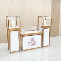 Vitrine à bijoux incurvée avec éclairage LED, couleur personnalisable, en verre et acier inoxydable, design or et jade, pour la présentation de bijoux, montres et cosmétiques