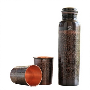 Elegante Juego de Recipientes para Agua de Cobre Grabado Oscuro Estilo Antiguo con Vasos a Juego para el Hogar y la Oficina - Product Image 1