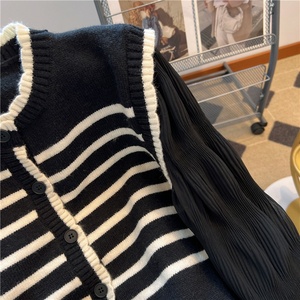 High-quality Women'<strong>s</strong> <strong>Sweater</strong> Knitted Cardigan 2023 Spring New Stitching Retro Loose Long-sleeved <strong>Sweater</strong> Top - Product Image 6