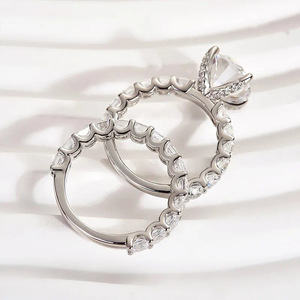 Set di Anelli per Coppia con Incastonatura a Prong, Gioielli Eleganti da Donna per Matrimoni e Feste, Accessorio di Design Minimalista e di Tendenza - Product Image 4