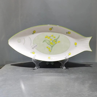 Assiette en céramique moderne en forme de poisson avec glaçure lisse et lignes propres pour servir des apéritifs de sushi ou un dessert