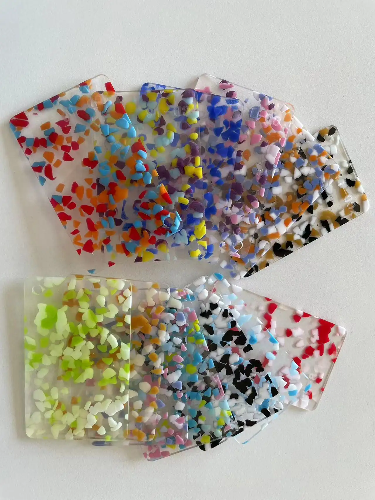 Prezzo all'ingrosso 1/8 fogli acrilici glitter trasparenti in plastica traslucida con motivo colorato per la decorazione regali borse segni