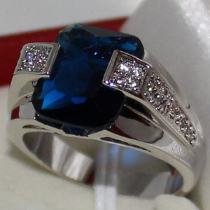 Elegante Anello con Incastonatura di Zirconi Blu, Design Minimalista, Gioiello da Donna alla Moda per Uso Quotidiano, Regalo Chic - Product Image 2