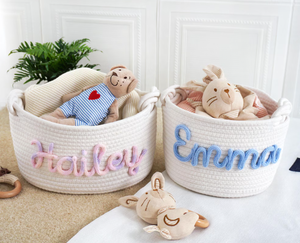Cesta de almacenamiento de cuerda de algodón tejida a mano con nombre personalizado y patrón de flores bonitas para regalo de Baby Shower Crema Marfil - Product Image 1