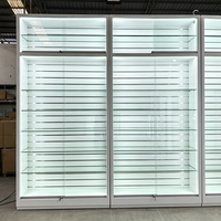 Maßgefertigte Weiße Minimalistische Vitrine aus Gehärtetem Glas mit Beleuchtung Mehrstöckige Ausstellungsvitrine für Premium-Figuren und Kosmetik