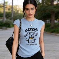 Soldes : Haut court sans manches en molleton gaufré à col rond, coupe ajustée, imprimé chiot ludique inspiré d'Instagram, taille unique pour femme