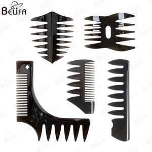 Peigne de barbier à texture stylisée avec logo personnalisé pour <span class=keywords><strong>homme</strong></span> Peigne à dents larges pour <span class=keywords><strong>coiffure</strong></span> à tête d'huile rétro noire - Product Image 1