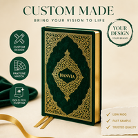 Carnet de notes personnalisé en velours émeraude royal, couverture rigide, bords dorés, logo estampé à chaud, motif arabesque islamique, cadeau VIP