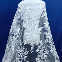 Tissu en dentelle brodée de sequins et de strass de luxe avec motif floral pour robes de mariée et décorations