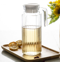 Carafe en verre transparent au design moderne de 500 ml, 800 ml, 1,1 L, 2 L, avec couvercle en plastique, idéale pour l'eau, le thé, les jus de fruits, dotée d'une poignée