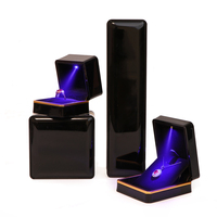 Boîte à bijoux LED personnalisée de luxe en plastique pour bracelet, boucles d'oreilles, bague, collier avec logo
