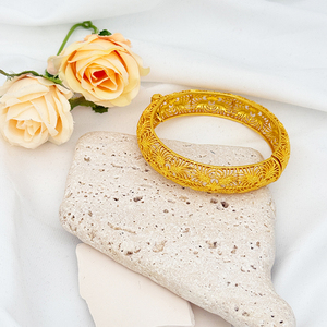 Bracciali Intagliati Cavi Placcati <span class=keywords><strong>Oro</strong></span> 24K All'Ingrosso, Gioielli Chunky da Sposa in Lega con Motivo Floreale Filigranato Largo Stile Dubai per Donna - Product Image 3