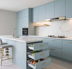 Armoires de cuisine modulaires en forme de L SANTOPOVA bleu clair avec dosseret en marbre et quincaillerie dorée - Product Image 4