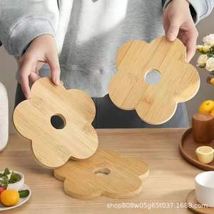 Posavasos de madera natural con forma de flor, alfombrillas aislantes del calor para uso en mesas de cocina - Product Image 1