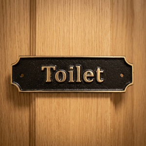 Plaque de signalisation WC en métal noir pour hôtels, écoles, centres commerciaux, à fixer au mur ou à la porte, avec lettrage doré en relief, personnalisable - Product Image 1
