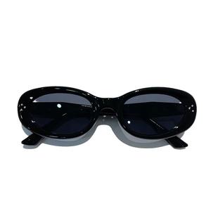 Lunettes de soleil ovales noires D4-20311 pour femmes, protection UV400, monture PC, rivets à points, style tendance - Product Image 4