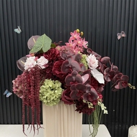 Composition florale en soie rouge bordeaux personnalisée, arche florale incurvée irrégulière avec des lianes vertes suspendues pour toile de fond de mariage d'automne