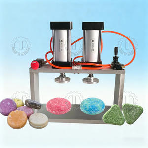 Machine pneumatique à double presse pour la fabrication de barres de shampoing et de bombes de bain, capacité de 100 à 300 pièces/heure, facile à utiliser - Product Image 1