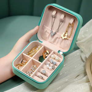 Mini Estuche de Joyería de Viaje, Caja Organizadora Portátil de Cuero PU con Cierre para Anillos, Aretes y Collares - Product Image 2