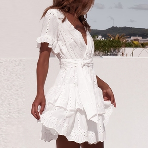 Robes d'été personnalisées Boho blanches avec surplis, col en V, volants superposés, ourlet ceinturé, broderie à oeillets, pour femmes élégantes - Product Image 2