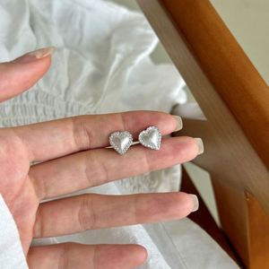 Pendientes de Corazón Dylam Dainty, Chapados en Oro de 22K sobre Plata de Ley, con Circonita Cúbica 5A, Superficie Cepillada, Joyería - Product Image 5