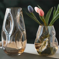 Vase de table en verre soufflé sur mesure, forme géométrique irrégulière, contemporain, fait main
