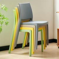 Tables de restauration rapide en gros et chaises empilables en plastique, chaise de salle à manger en plastique noir, chaise de loisirs