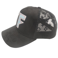 Casquette 5 panneaux en daim avec bordure en satin, doublure en satin, motif léopard brodé, strass et diamants, style streetwear sportif élégant