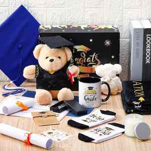Coffrets Cadeaux de Remise de Diplôme 2024 avec Carte, Chaussettes, Tasse, Porte-clés, Bracelet, Bougie pour Cadeaux de Collègues - Vente en Gros - Product Image 1