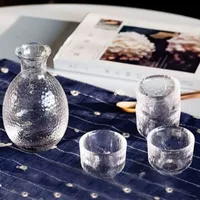 Ensemble de service à saké japonais : carafe, verres à saké, verres à vin blanc, chauffe-bouteille, pot à spiritueux pour bar