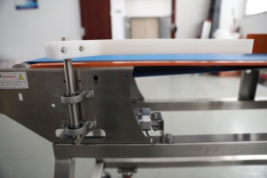 Detector de Metales Industrial Integrado con Control de Detección, Fácil Operación, Bajo Mantenimiento para un Uso Estable a Largo Plazo - Product Image 3