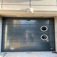 Puerta de Garaje Seccional de Acero Aislada Personalizada, Puerta de Garaje Automática Residencial Americana con Ventanas, Herrajes Completos, Certificación CE