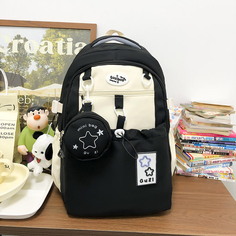 สีดำพร้อมจี้