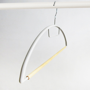 Perchero Metálico Plateado Antideslizante para Ropa, Diseño Minimalista Curvo, para Habitaciones de Hotel - Product Image 3