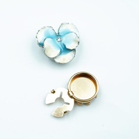 Penutup Kancing Bunga Enamel Gradasi Biru Putih OEM, Klip Kristal di Tengah, Alternatif Kancing Manset Kemeja, Buatan Pabrik Khusus