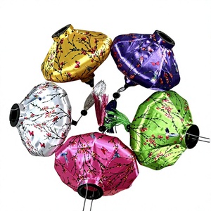 Lanterne en soie vintage du Vietnam, Hoi An, en soie naturelle, pour la décoration hôtelière, accent suspendu - Product Image 1