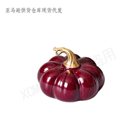 Figurine de citrouille en résine beige doux personnalisée avec finition texturée brute et vigne grise sculptée pour une décoration d'automne minimaliste de style ferme